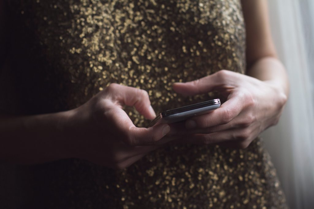 woman texting for help - staying safe on a girls night out